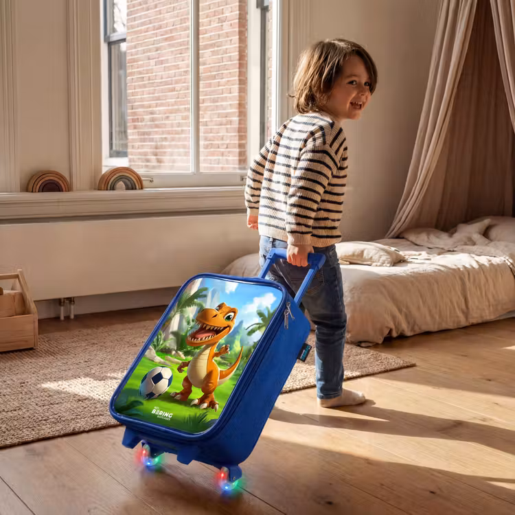 Dino met een voetbal in groen landschap Kinderkoffer - Blauw klein -sfeer1