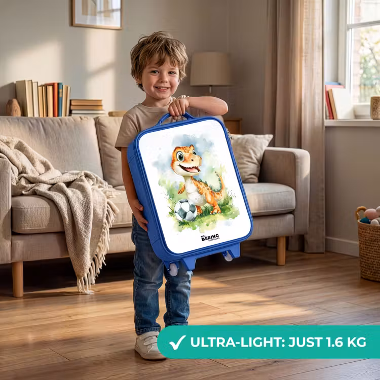 Dino met voetbal in kleurrijk veld Kinderkoffer - Blauw klein -sfeer2_EN
