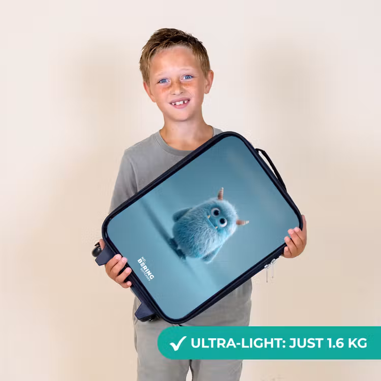 Blauw pluizig monster met hoorns Kinderkoffer - Zwart klein -sfeer4_UK