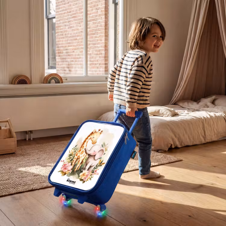 Giraffe en olifant tussen bloemen op witte achtergrond Kinderkoffer - Blauw klein -sfeer1