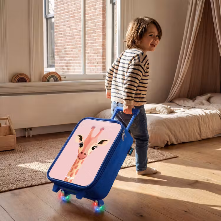 Giraffe - Wimpers - Minimalistisch - Roze Kinderkoffer - Blauw klein -sfeer1