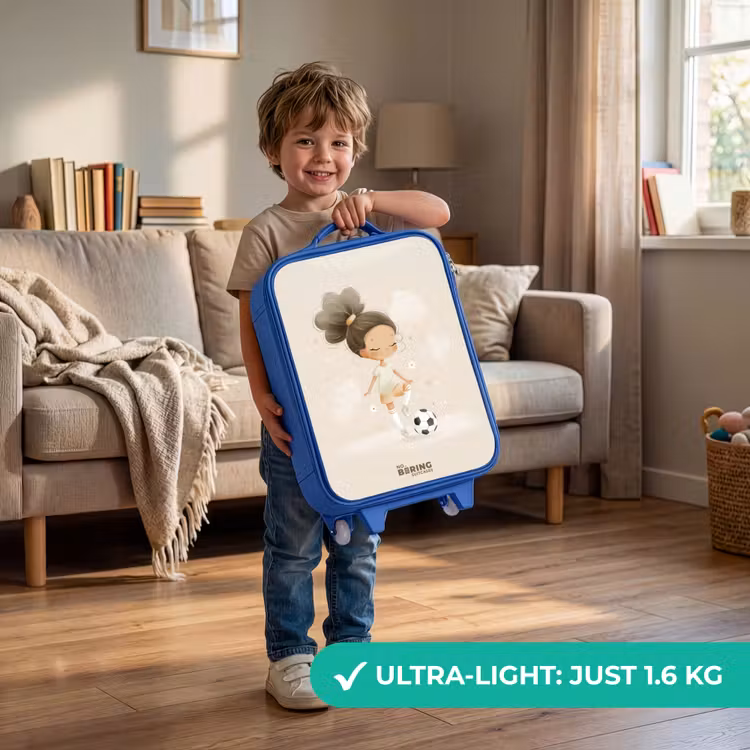Meisje met een voetbal in beige kleuren Kinderkoffer - Blauw klein -sfeer2_EN