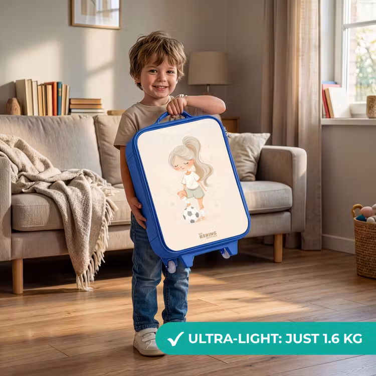 Meisje met een voetbal in beige kleuren Kinderkoffer - Blauw klein -sfeer2_EN