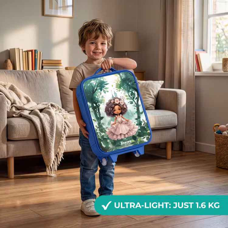Meisje met donkere krullen in het bos Kinderkoffer - Blauw klein -sfeer2_EN