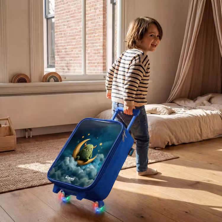 Groen monster op maansikkel Kinderkoffer - Blauw klein -sfeer1