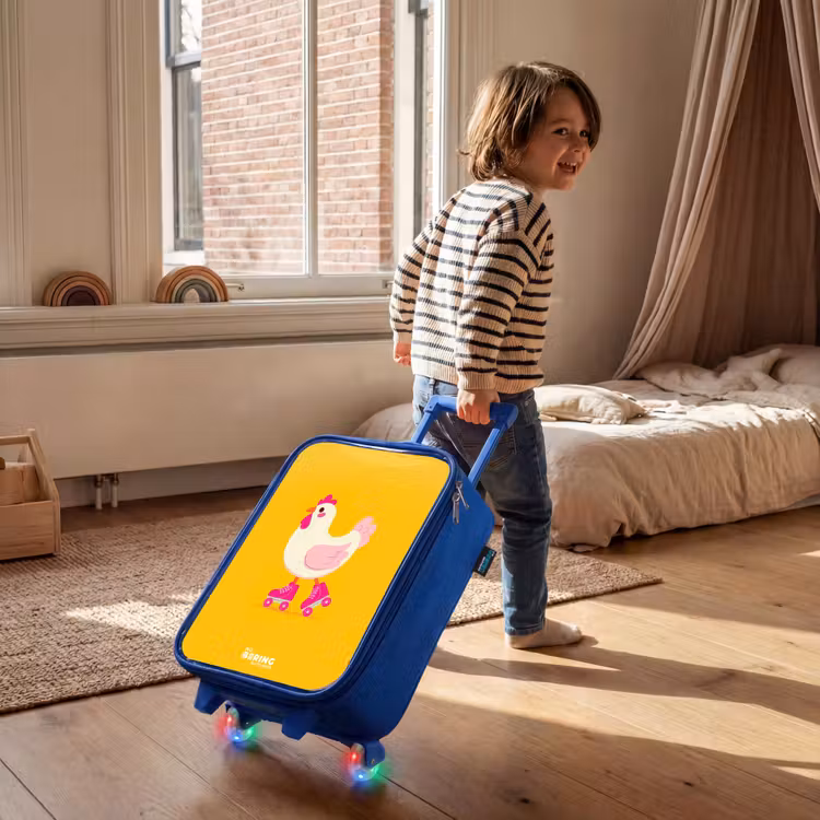 Kip - Rolschaatsen - Geel Kinderkoffer - Blauw klein -sfeer1