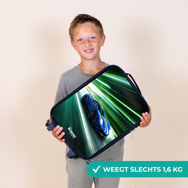 Blauwe raceauto met strepen in groene tunnel Kinderkoffer - Zwart klein -sfeer4_NL