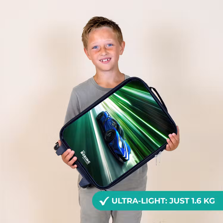 Blauwe raceauto met strepen in groene tunnel Kinderkoffer - Zwart klein -sfeer4_UK