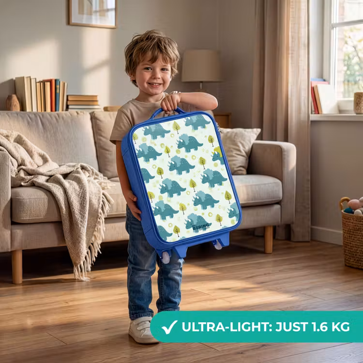 Triceratopsen tussen boompjes Kinderkoffer - Blauw klein -sfeer2_EN