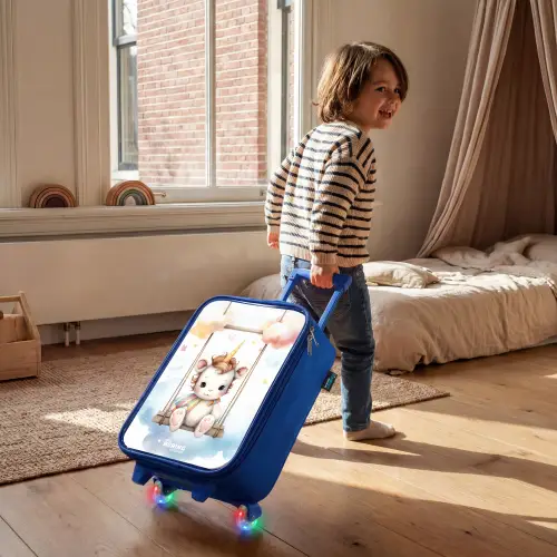 Witte baby eenhoorn op een schommel in de wolken Kinderkoffer - Blauw klein -sfeer1