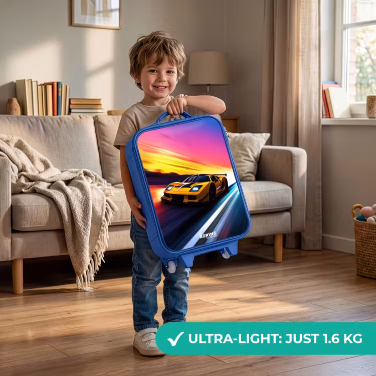 Gele raceauto bij kleurrijke zonsondergang Kinderkoffer - Blauw klein -sfeer2_EN