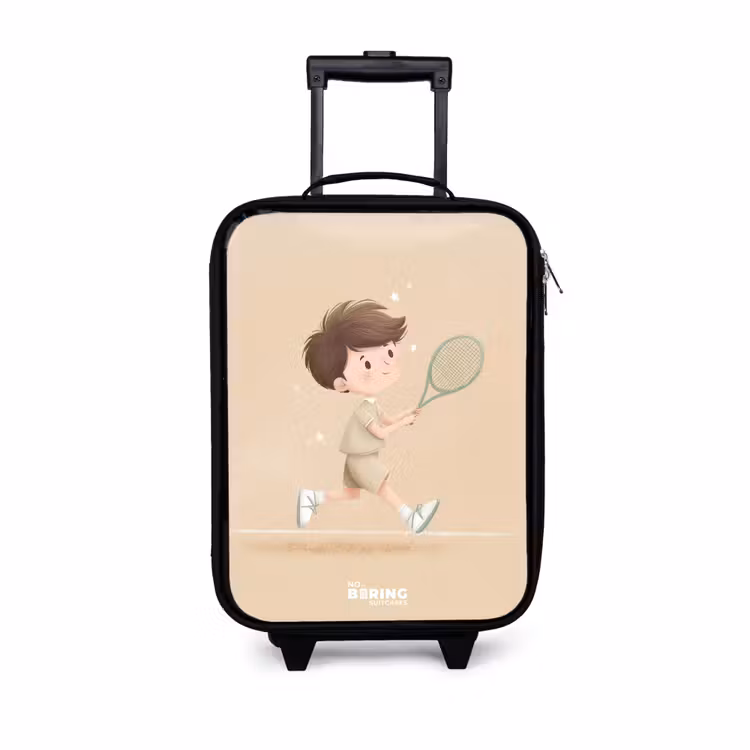 Jongen speelt tennis op zandkleurige achtergrond Kinderkoffer - Zwart klein -3d