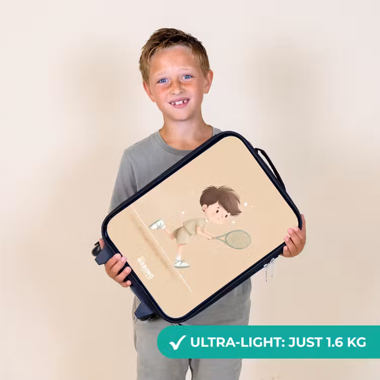 Jongen speelt tennis op zandkleurige achtergrond Kinderkoffer - Zwart klein -sfeer4_UK