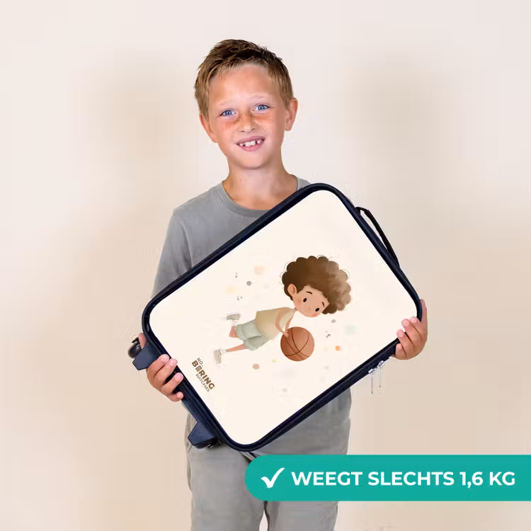 Jongen met een basketbal in beige kleuren Kinderkoffer - Zwart klein -sfeer4_NL