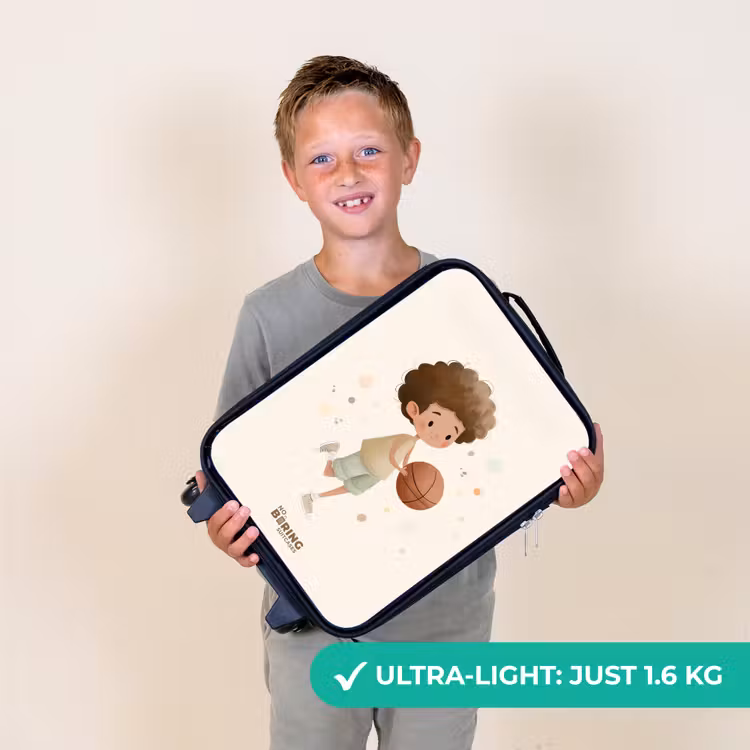 Jongen met een basketbal in beige kleuren Kinderkoffer - Zwart klein -sfeer4_UK