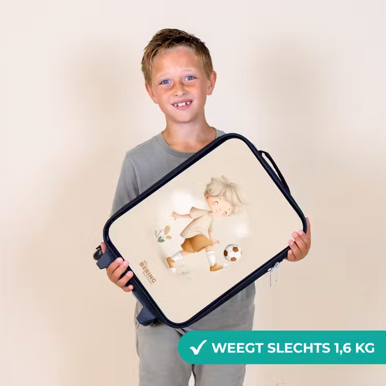 Jongen met een voetbal in beige kleuren Kinderkoffer - Zwart klein -sfeer4_NL