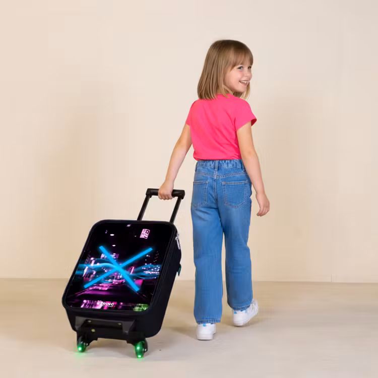 Felblauw kruis boven een nachtelijke straat Kinderkoffer - Zwart klein -sfeer1