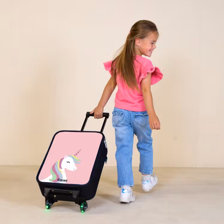 Cartoon unicorn met regenboogmanen Kinderkoffer - Zwart klein -sfeer1