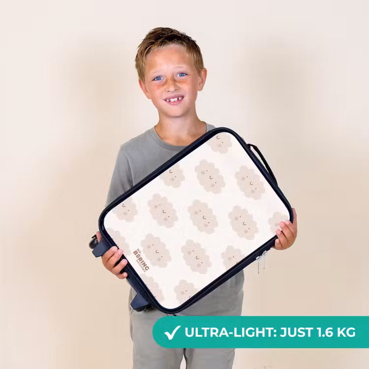 Vrolijke wolkjes met gezichtjes op crèmekleurige achtergrond Kinderkoffer - Zwart klein -sfeer4_UK