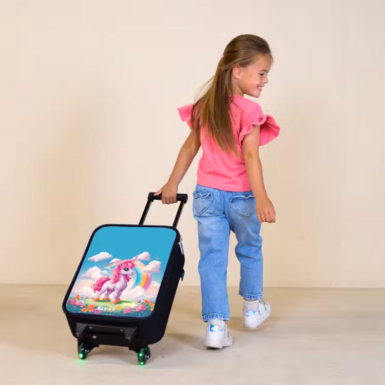 Vrolijke eenhoorn bij een regenboog Kinderkoffer - Zwart klein -sfeer1