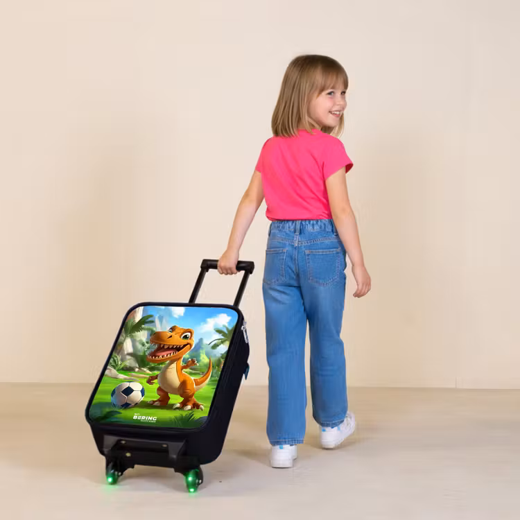 Dino met een voetbal in groen landschap Kinderkoffer - Zwart klein -sfeer1