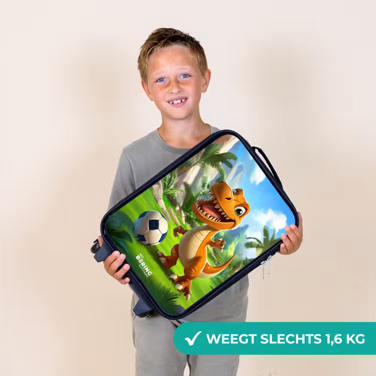 Dino met een voetbal in groen landschap Kinderkoffer - Zwart klein -sfeer4_NL