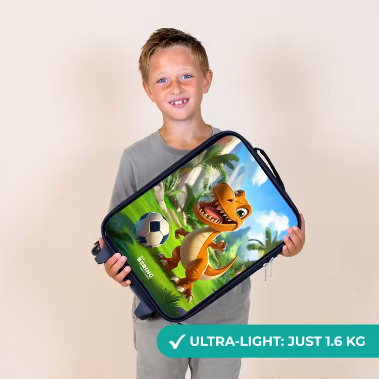 Dino met een voetbal in groen landschap Kinderkoffer - Zwart klein -sfeer4_UK