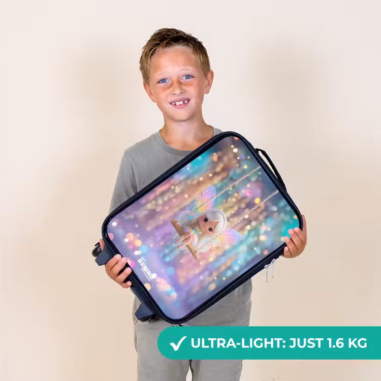Fee - Elf - Regenboog Kinderkoffer - Zwart klein -sfeer4_UK