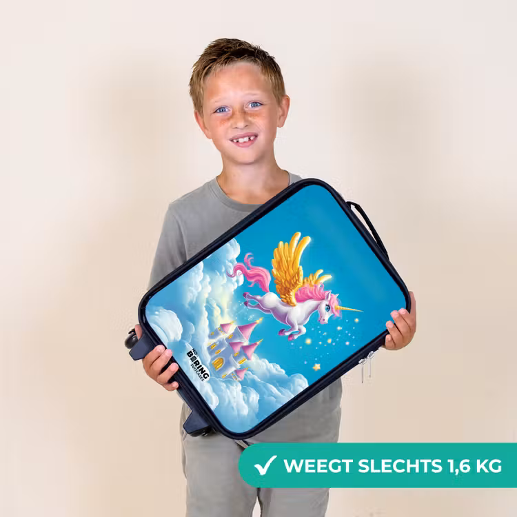 Vliegende eenhoorn met gouden vleugels boven kasteel Kinderkoffer - Zwart klein -sfeer4_NL