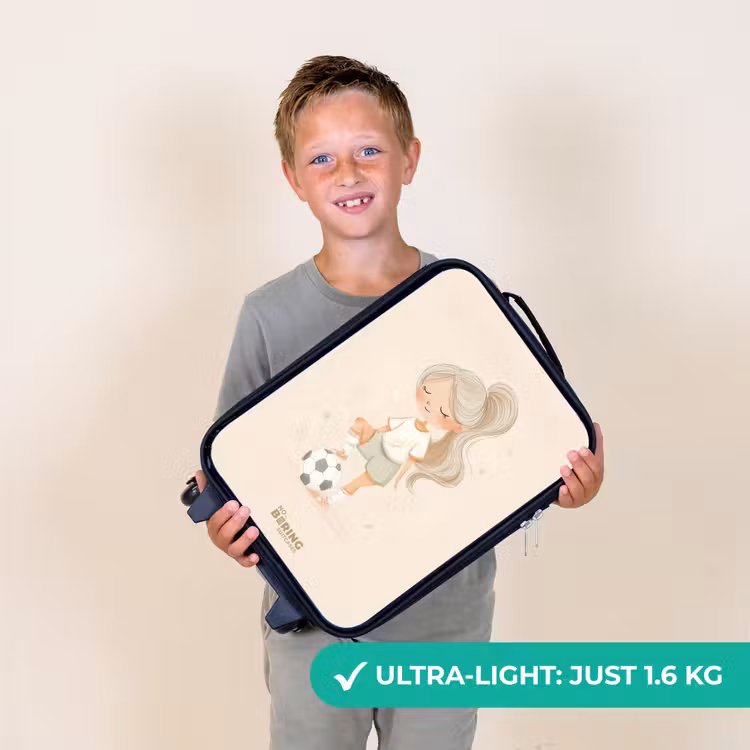 Meisje met een voetbal in beige kleuren Kinderkoffer - Zwart klein -sfeer4_UK