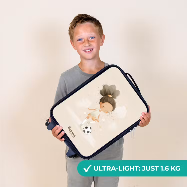 Meisje met een voetbal in beige kleuren Kinderkoffer - Zwart klein -sfeer4_UK