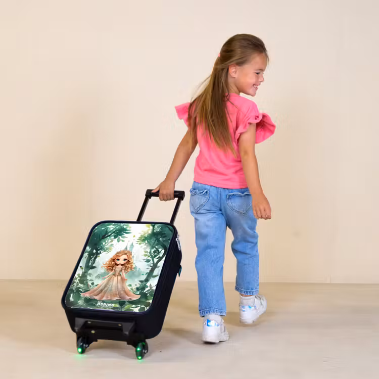 Meisje met blond haar in het bos Kinderkoffer - Zwart klein -sfeer1