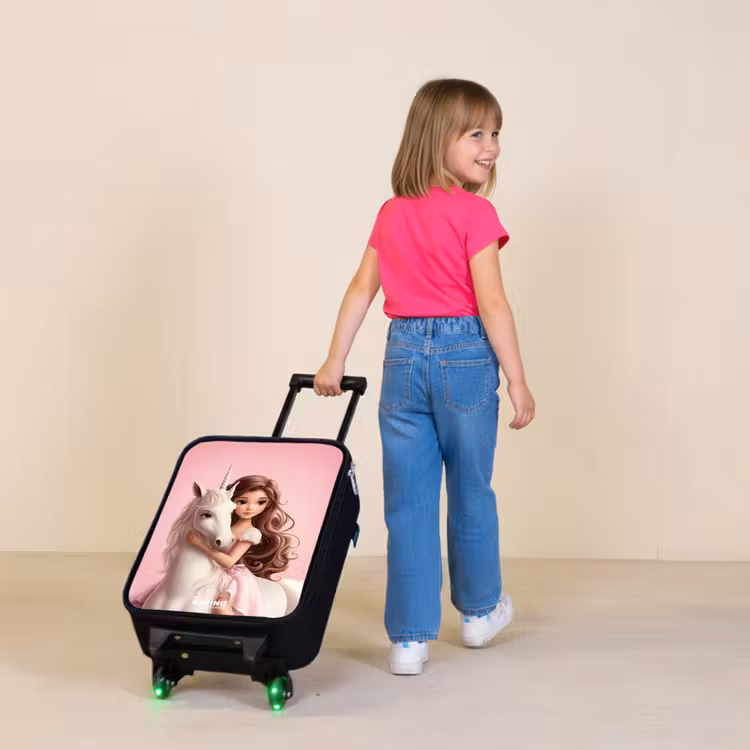 Meisje met witte eenhoorn op roze achtergrond Kinderkoffer - Zwart klein -sfeer1