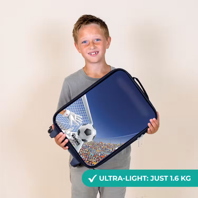 Keeper die een voetbal tegenhoud Kinderkoffer - Zwart klein -sfeer4_UK