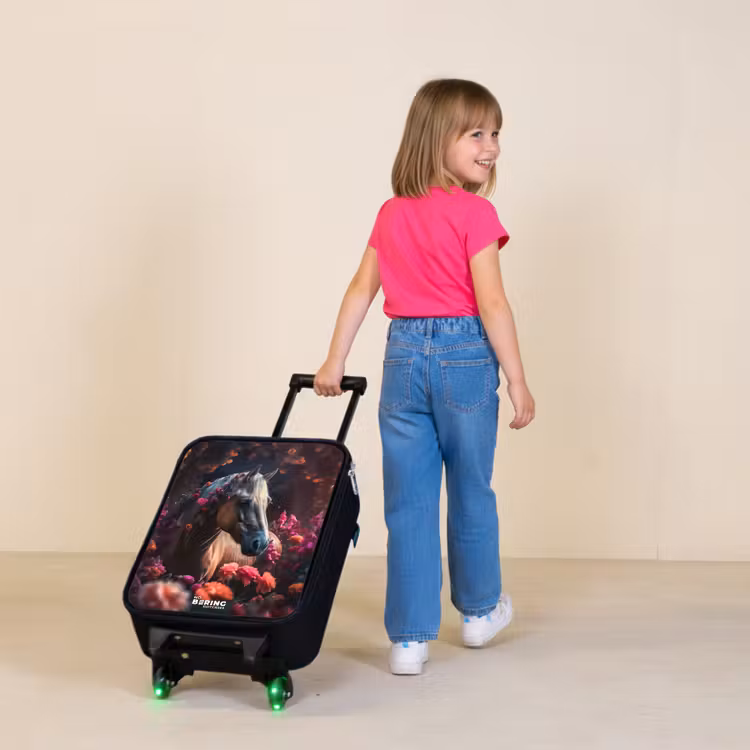 Goudbruin paard tussen de bloemen Kinderkoffer - Zwart klein -sfeer1