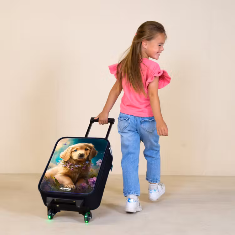 Goudkleurige puppy in het gras Kinderkoffer - Zwart klein -sfeer1
