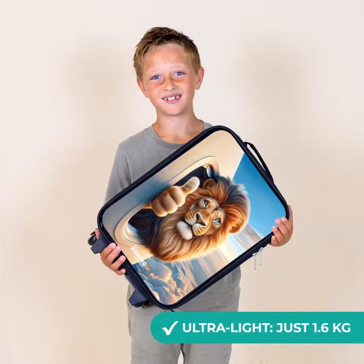 Leeuw uit een vliegtuigraam met zijn duim omhoog Kinderkoffer - Zwart klein -sfeer4_UK