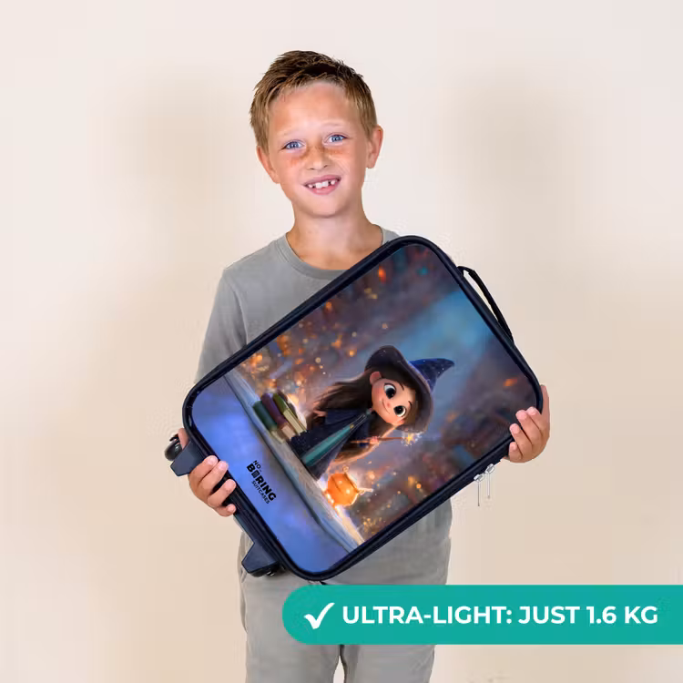 Kleine tovernares in bibliotheek Kinderkoffer - Zwart klein -sfeer4_UK