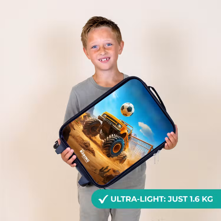 Monstertruck scoort goal in woestijnstadion Kinderkoffer - Zwart klein -sfeer4_UK