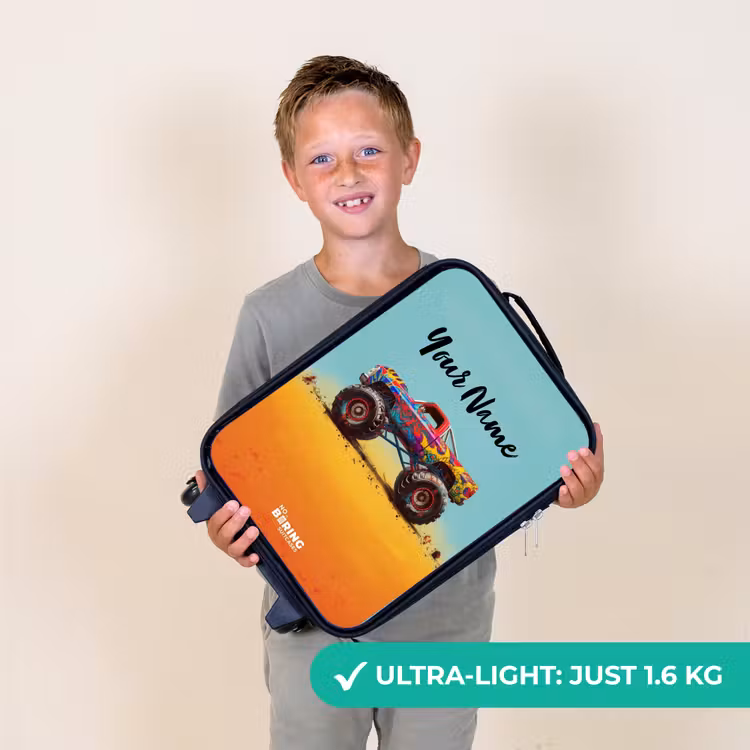 Monstertruck met Graffiti Print in het Zand Kinderkoffer - Zwart klein -sfeer4_UK