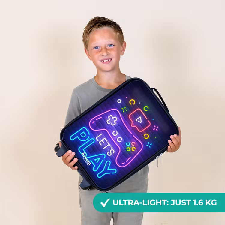 Neoncontroller tegen een bakstenen muur Kinderkoffer - Zwart klein -sfeer4_UK
