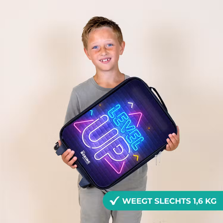 Neonletters op een bakstenen muur Kinderkoffer - Zwart klein -sfeer4_NL