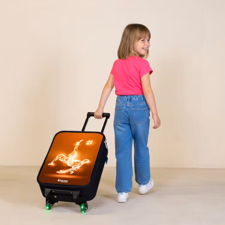Oranje lichtvoetballer in zweefmoment Kinderkoffer - Zwart klein -sfeer1