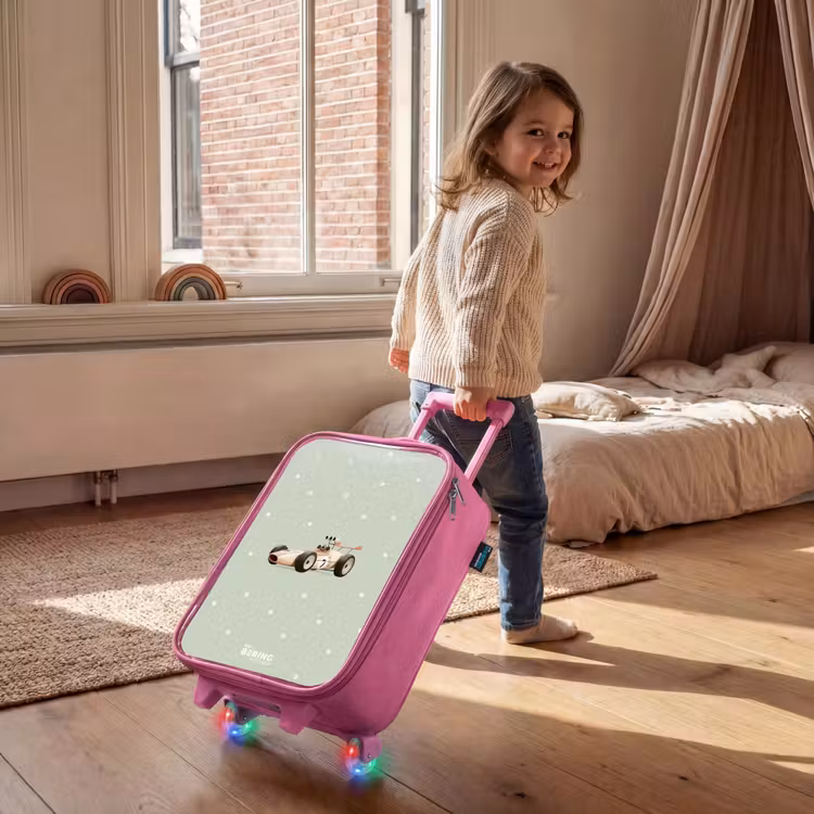 Beige retro raceauto op groene stippen achtergrond Kinderkoffer - Roze klein -sfeer1
