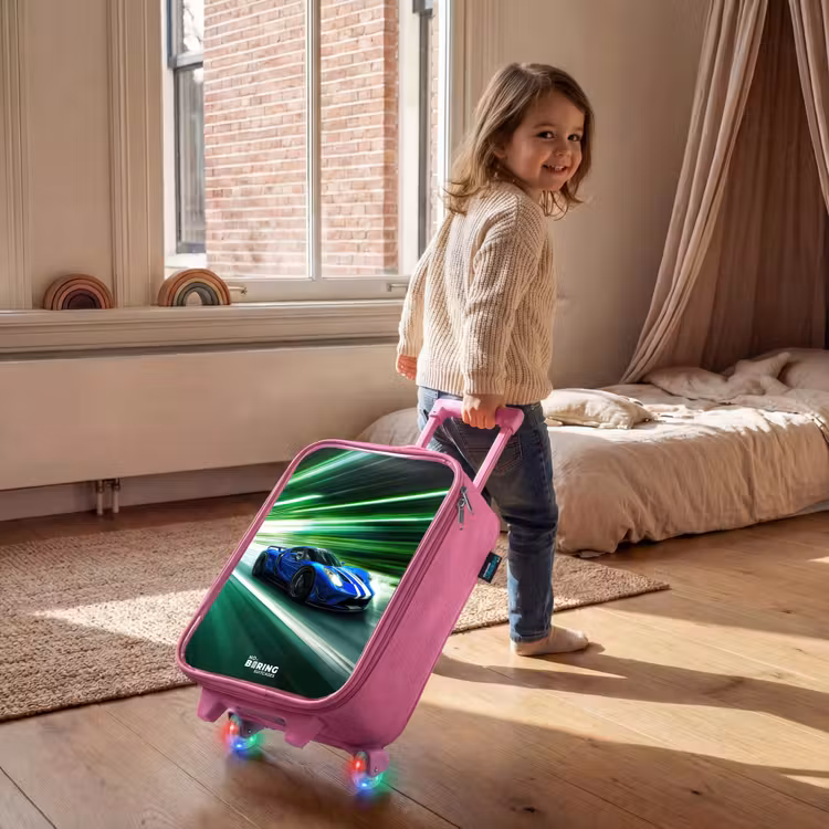 Blauwe raceauto met strepen in groene tunnel Kinderkoffer - Roze klein -sfeer1