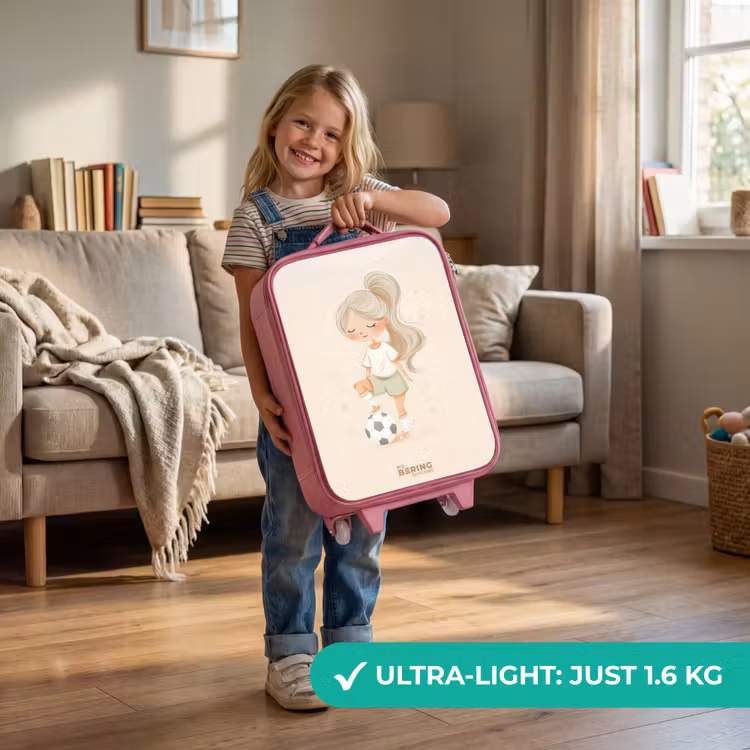 Meisje met een voetbal in beige kleuren Kinderkoffer - Roze klein -sfeer2_EN