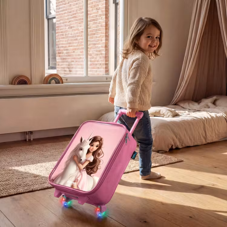 Meisje met witte eenhoorn op roze achtergrond Kinderkoffer - Roze klein -sfeer1