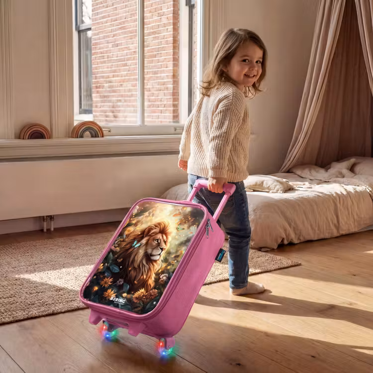 Leeuw met vlinders in bloemrijke jungle Kinderkoffer - Roze klein -sfeer1