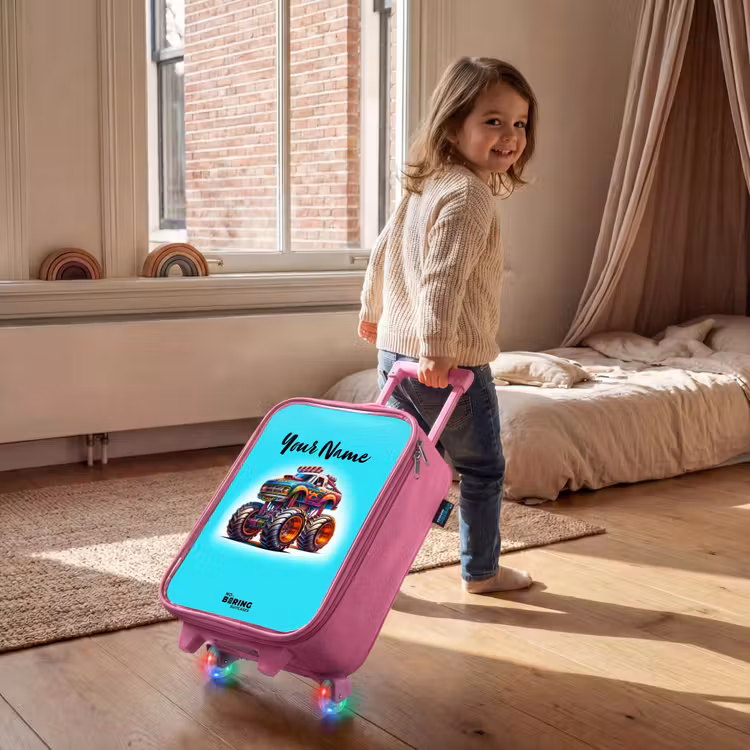 Monstertruck op Lichtblauwe Achtergrond Kinderkoffer - Roze klein -sfeer1