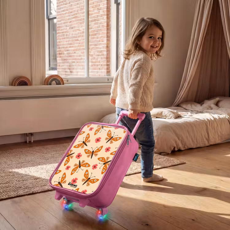 Oranje vlinders en roze bloemen op beige achtergrond Kinderkoffer - Roze klein -sfeer1